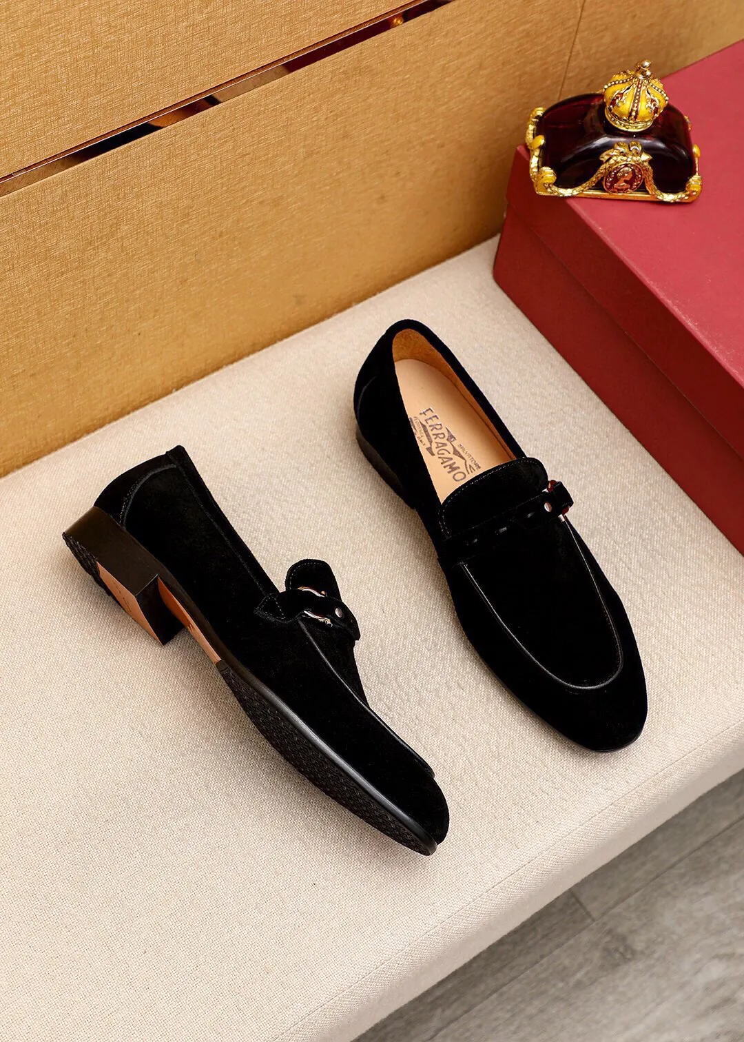 Men's shoes 💰460 💐 Product trademark: Ferragamo "Ferragamo" casual leather shoes Regular size: 38-44 (45.46.47🉑️Customized) Product materials: Selected imported first-layer frosted calfskin upper + luxury hardware buckle, imported water-dyed cow leather lining. Strong three-dimensional visual effect, original outsole color: 2 colors available